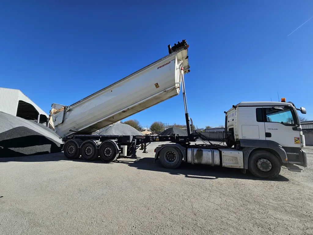 Semi-remorque déchargeant des graviers issus d’une carrière à Gorges pour une entreprise d’enrobé en Loire-Atlantique