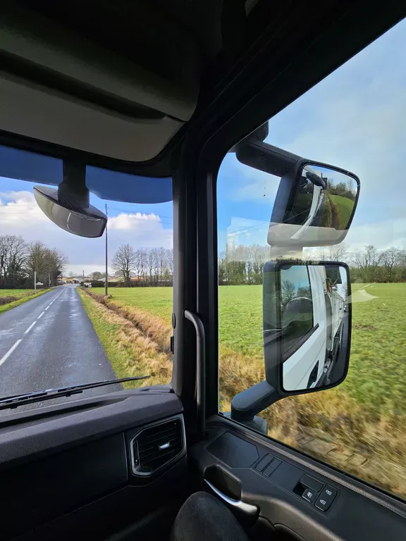 Vue depuis un camion arrivant en carrière pour chargement de matériaux en Loire-Atlantique