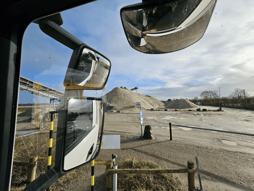 Arrivée en camion dans une carrière pour chargement de matériaux en Loire-Atlantique