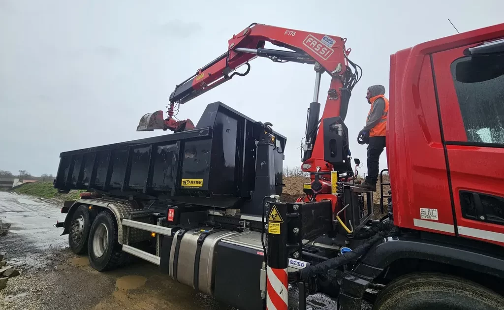 Transport de matériaux avec camion-grue sur chantier en Loire-Atlantique