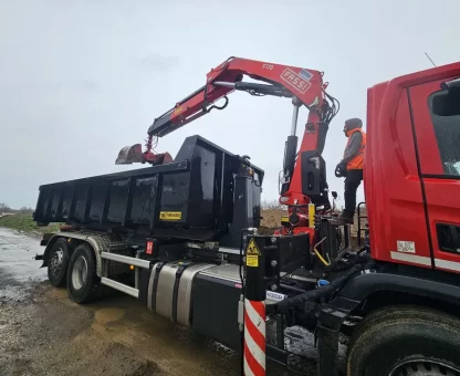 Transport de matériaux avec camion-grue sur chantier en Loire-Atlantique