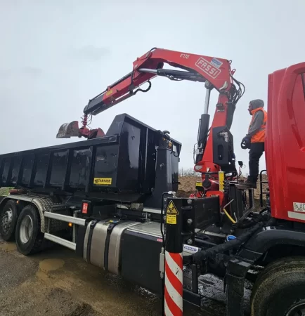 Transport de matériaux avec camion-grue sur chantier en Loire-Atlantique