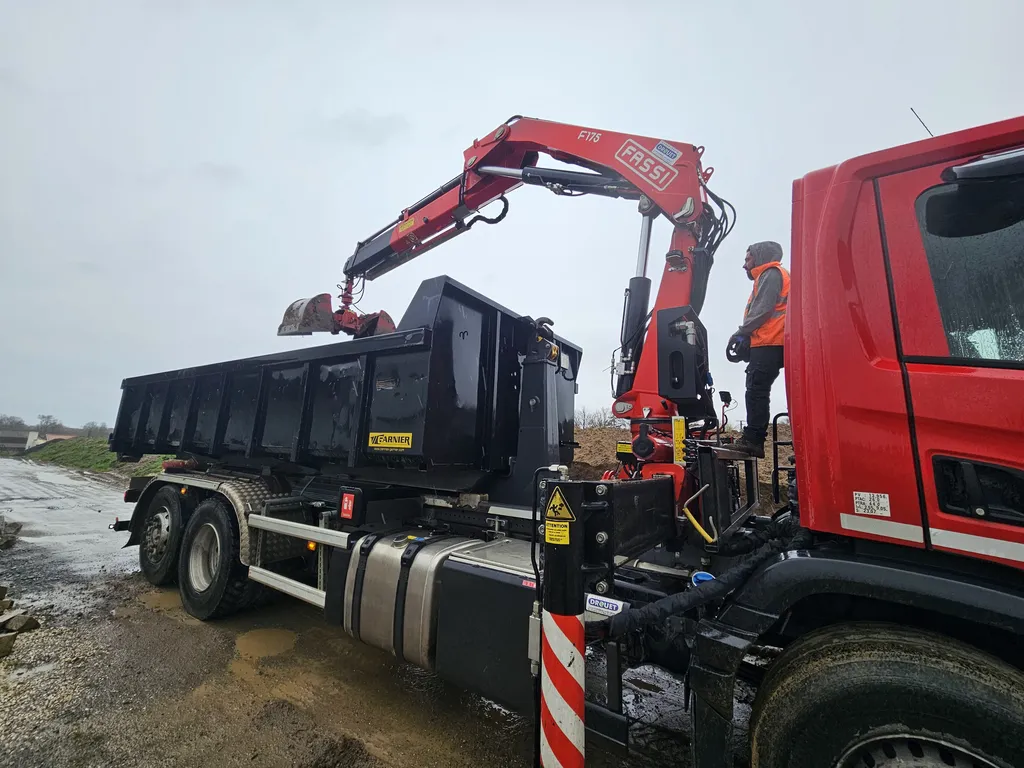 Transport de matériaux avec camion-grue sur chantier en Loire-Atlantique