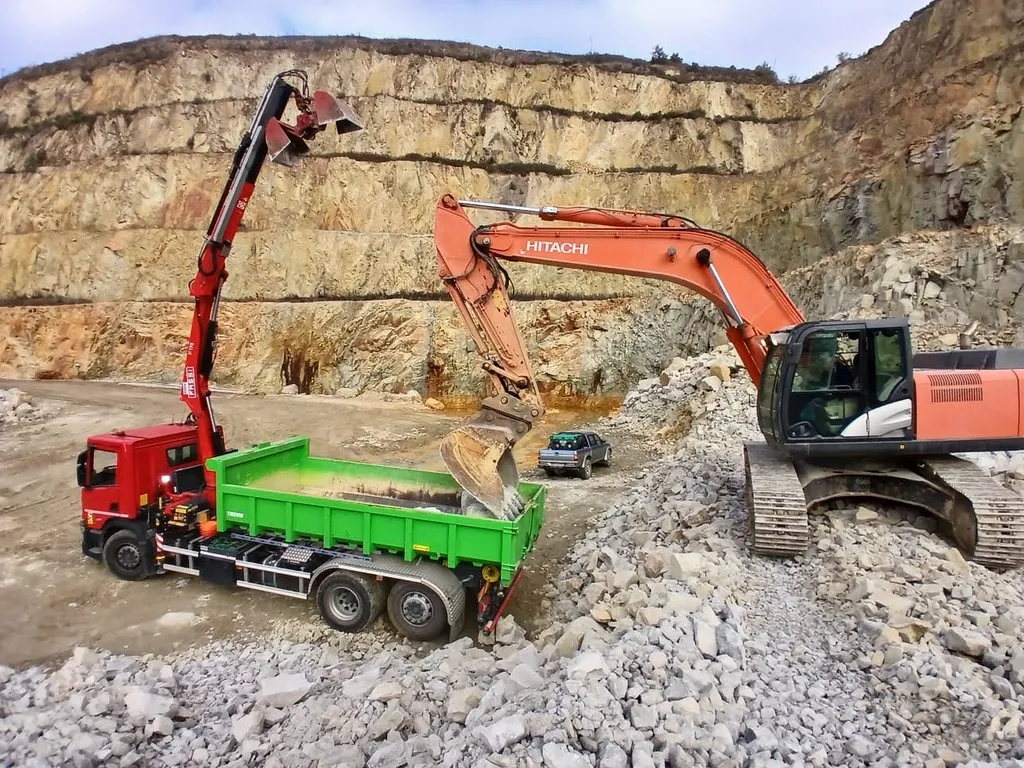 Pelle mécanique chargeant des matériaux dans un camion en carrière en Loire-Atlantique