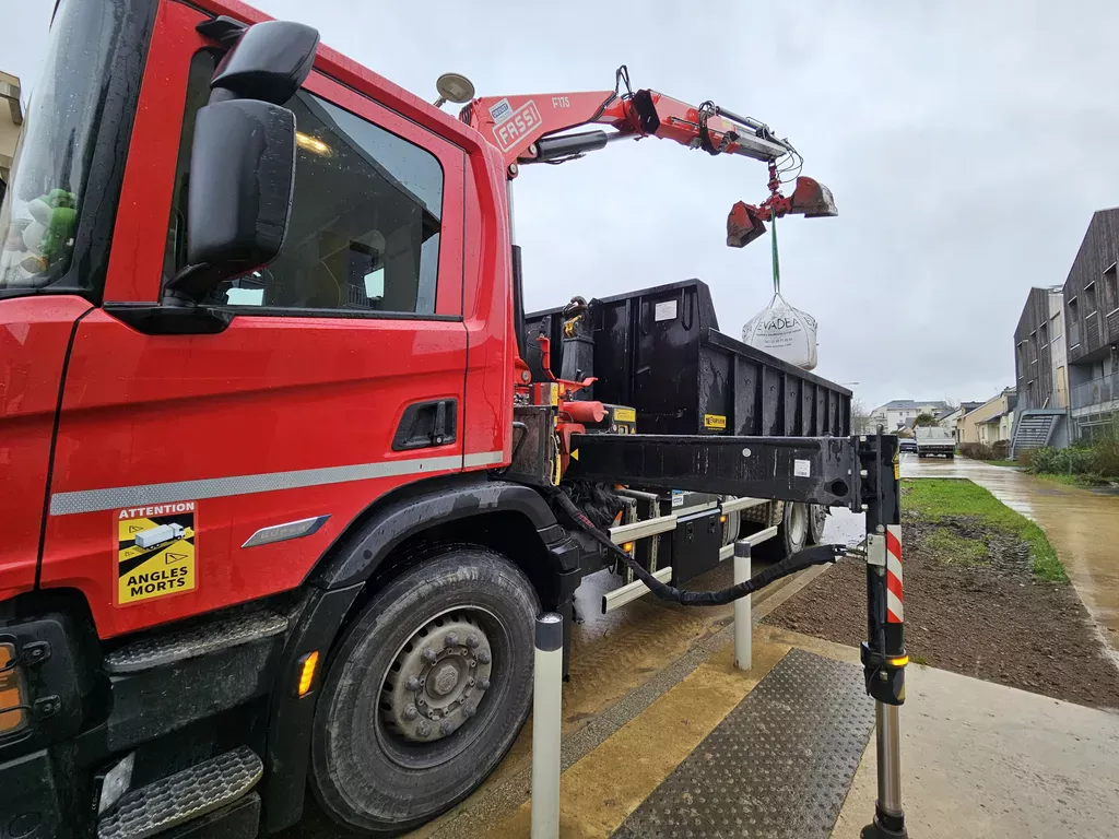 Camion-grue en évacuation de terre sur chantier au Loroux-Bottereau en Loire-Atlantique