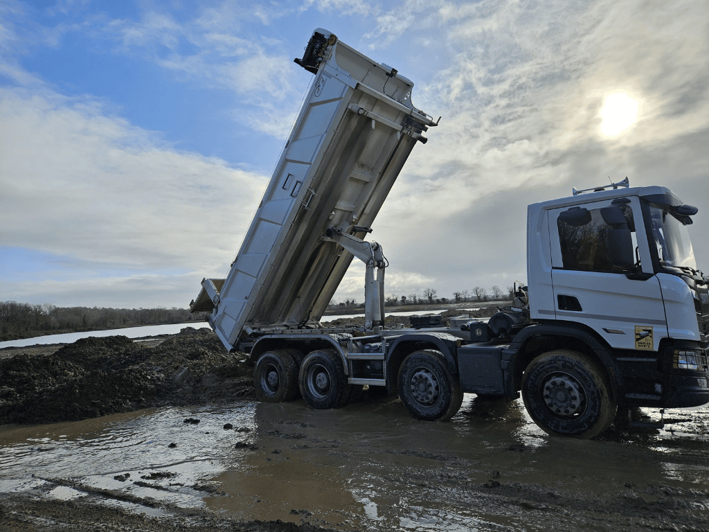Camion benne 8x6 en déchargement de terre sur chantier en Loire-Atlantique