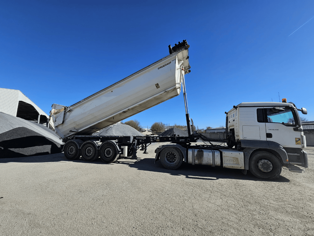 Semi-remorque en déchargement de graviers en carrière pour une entreprise d’enrobés en Loire-Atlantique