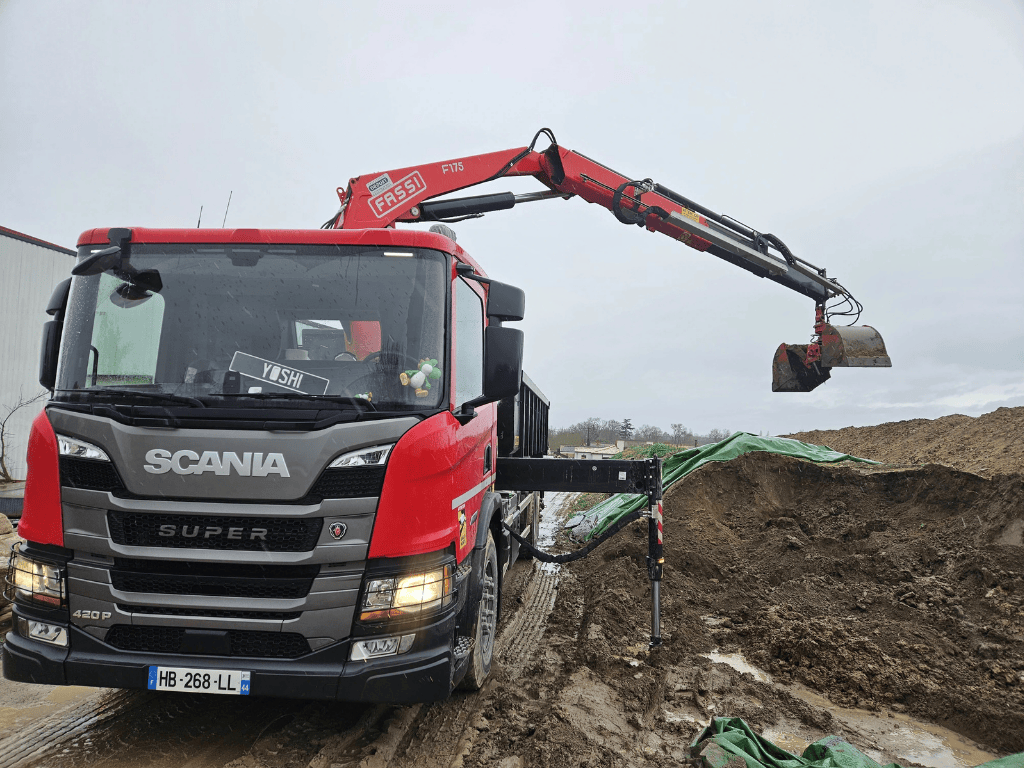 Camion-grue 6x4 ampliroll en évacuation de terre sur chantier en Loire-Atlantique